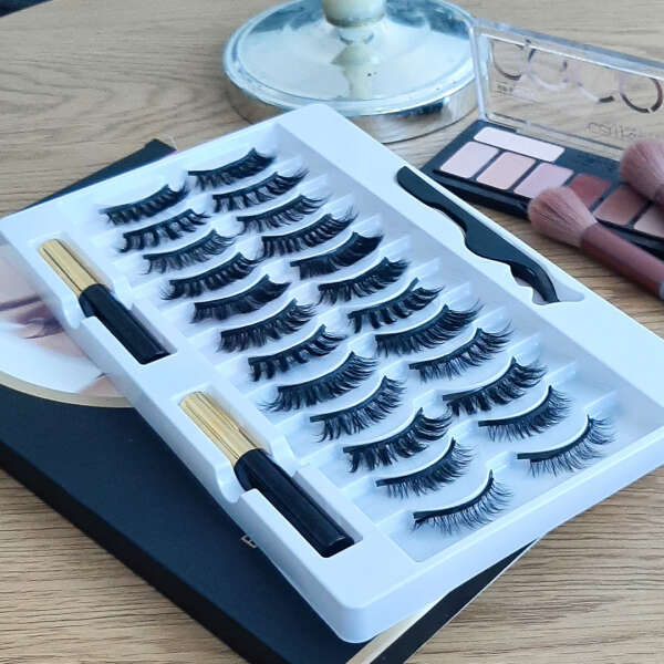 Lola - 12 Pairs of Magnetic Eyelashes with Eyeliner: Get a Luxurious Look and Pamper Your Eyes!