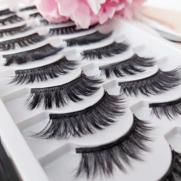 Lola - 12 Pairs of Magnetic Eyelashes with Eyeliner: Get a Luxurious Look and Pamper Your Eyes!