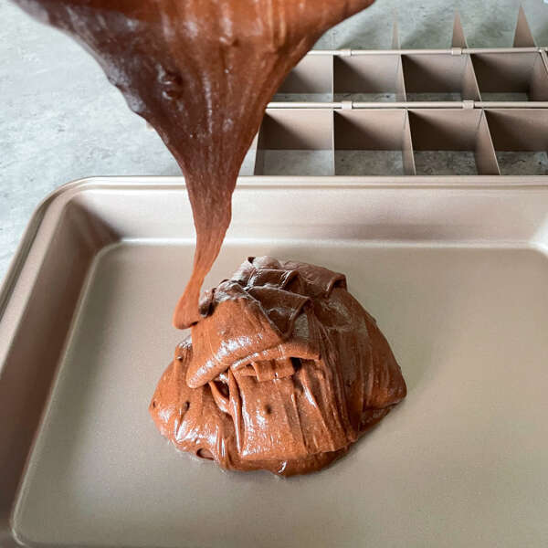 CakeyBakey - Baking Tray with Dividers for Perfect Cakes!