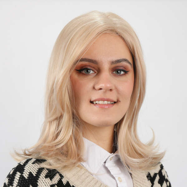 Eleanore - Voluminous Platinum Blonde Wig for a Quick Transformation!