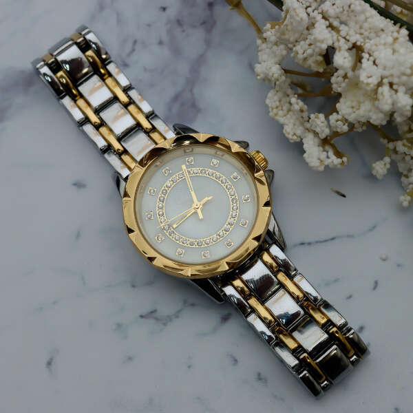 Livia - Luxury Watch: Elegance and Style in Every Detail!