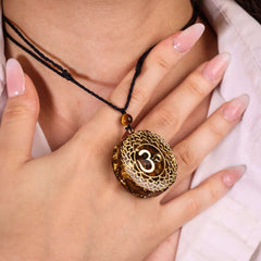 Nadia - Reiki Necklace with Pendant: Equipped with Tiger's Eye or Turquoise for Energetic Harmony!