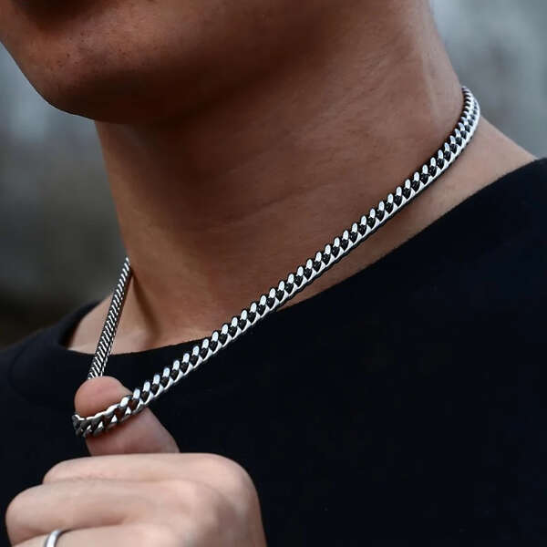 Abundo Massive Stainless Steel Necklace - Elegance and Refinement for Any Outfit